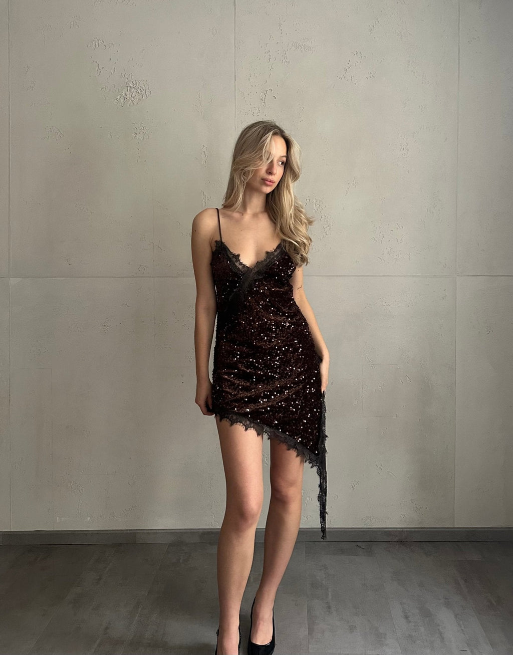 Vestido asimétrico de encaje con lentejuelas
