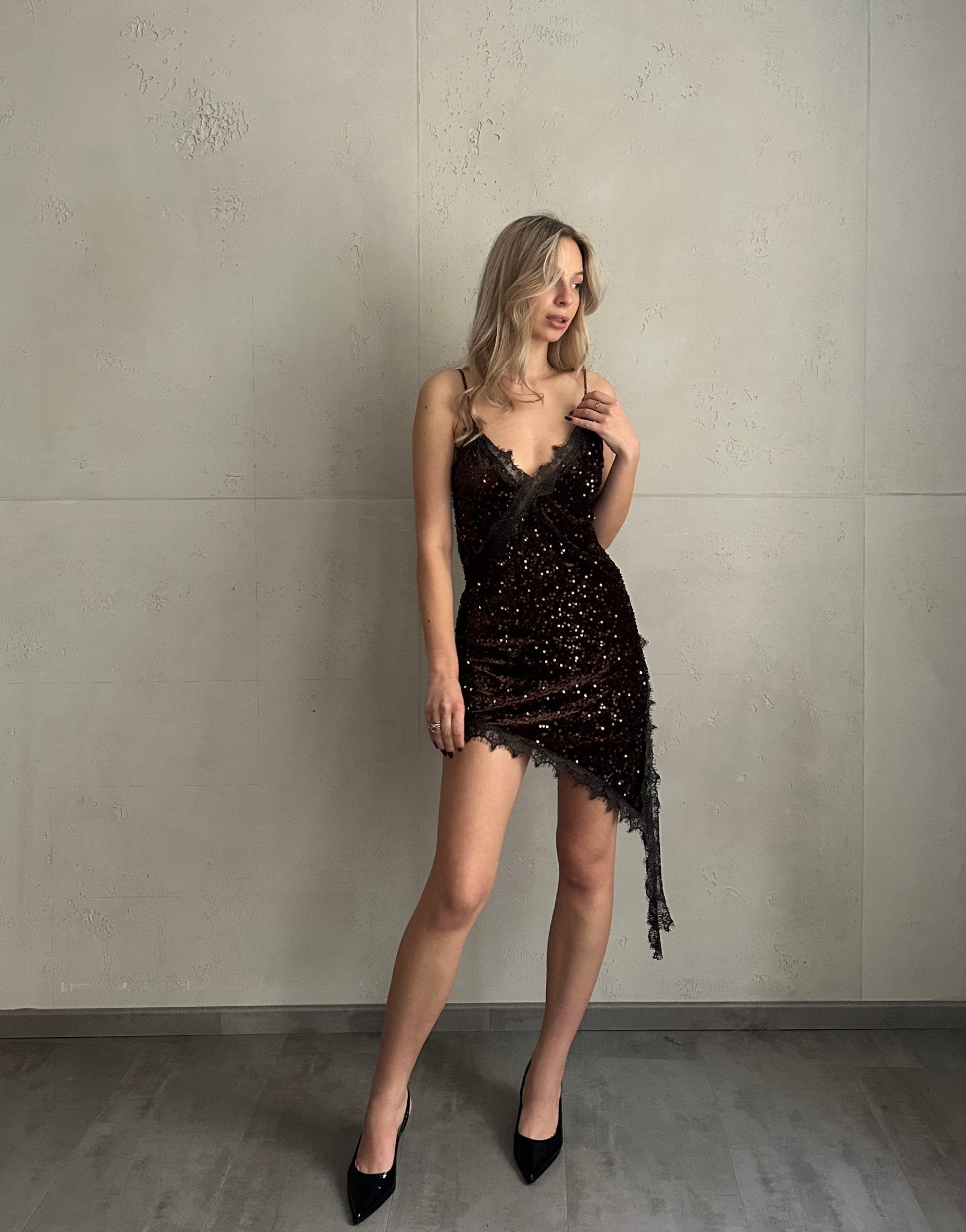 Vestido asimétrico de encaje con lentejuelas