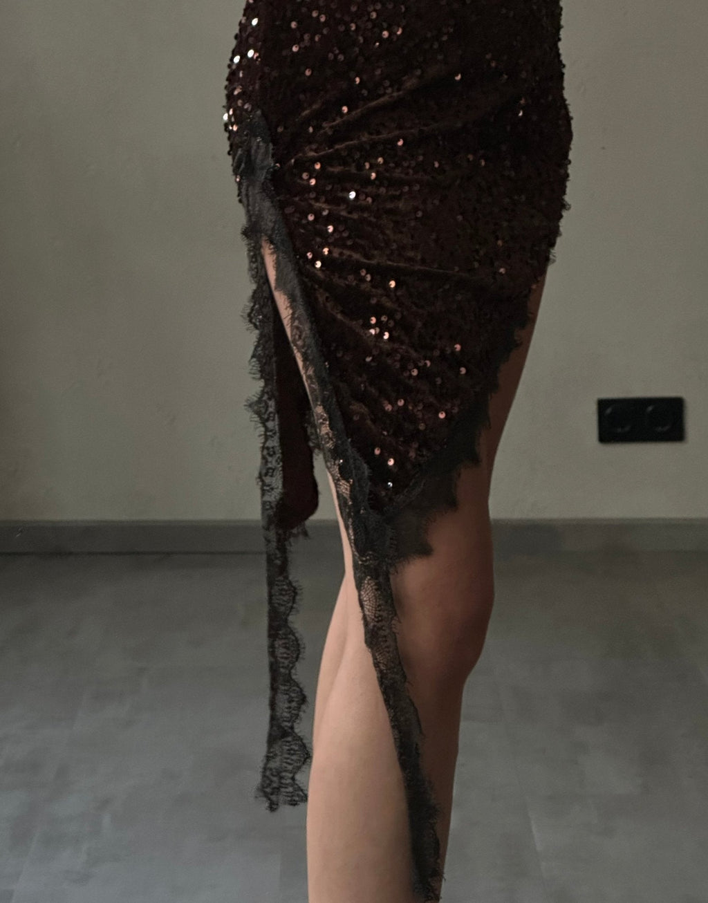 Vestido asimétrico de encaje con lentejuelas