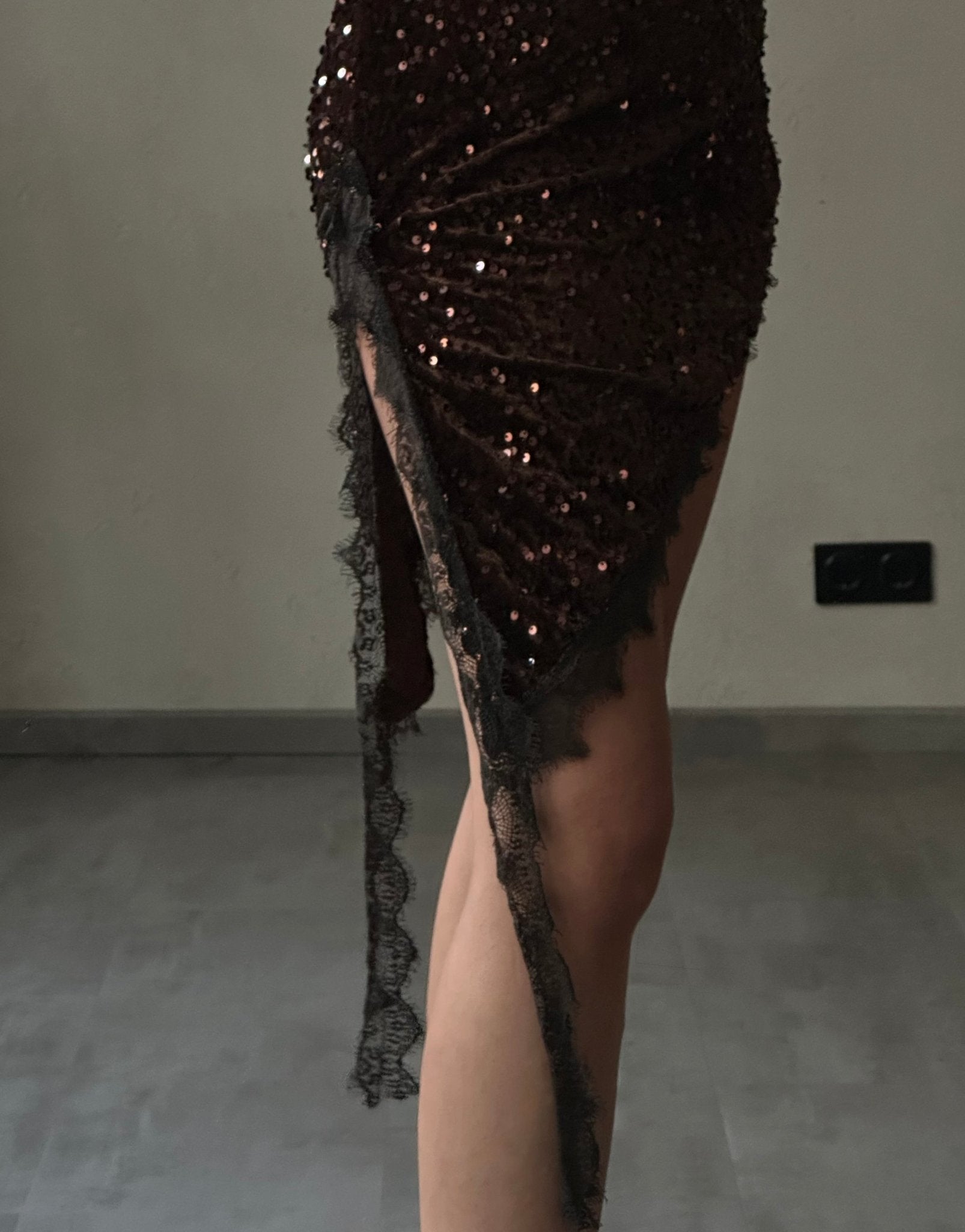 Vestido asimétrico de encaje con lentejuelas