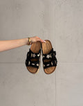 Zapatillas de lona con dijes y tiras deshilachadas