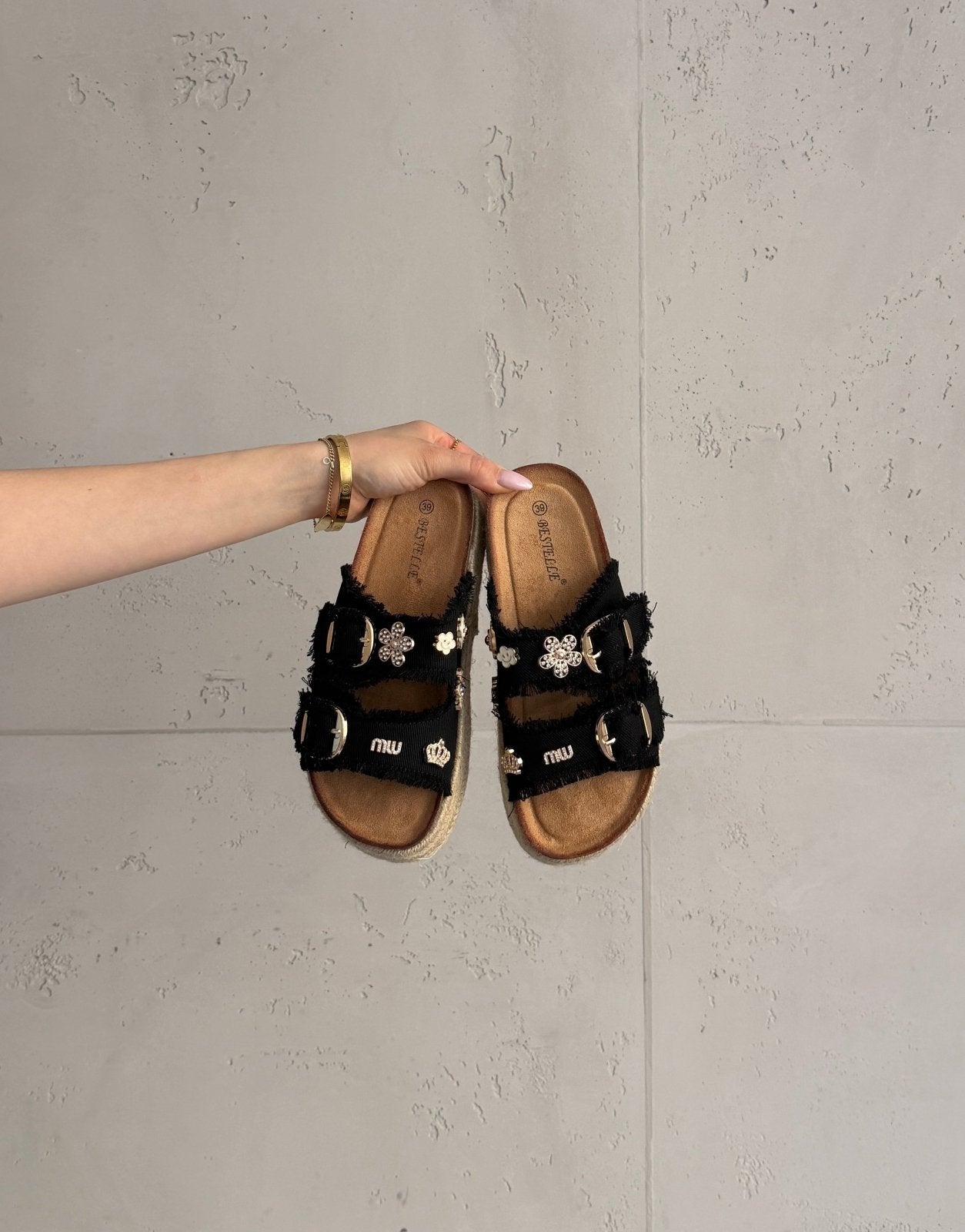 Zapatillas de lona con dijes y tiras deshilachadas