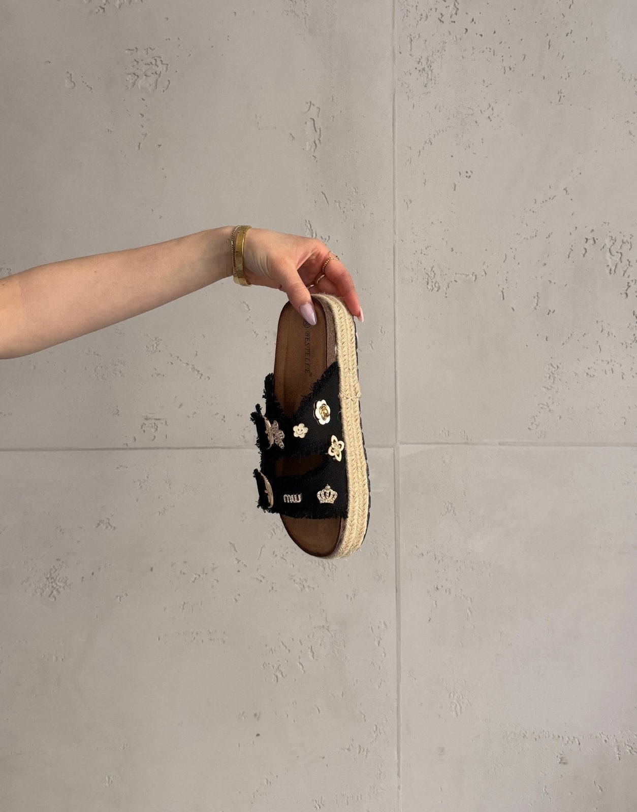 Zapatillas de lona con dijes y tiras deshilachadas