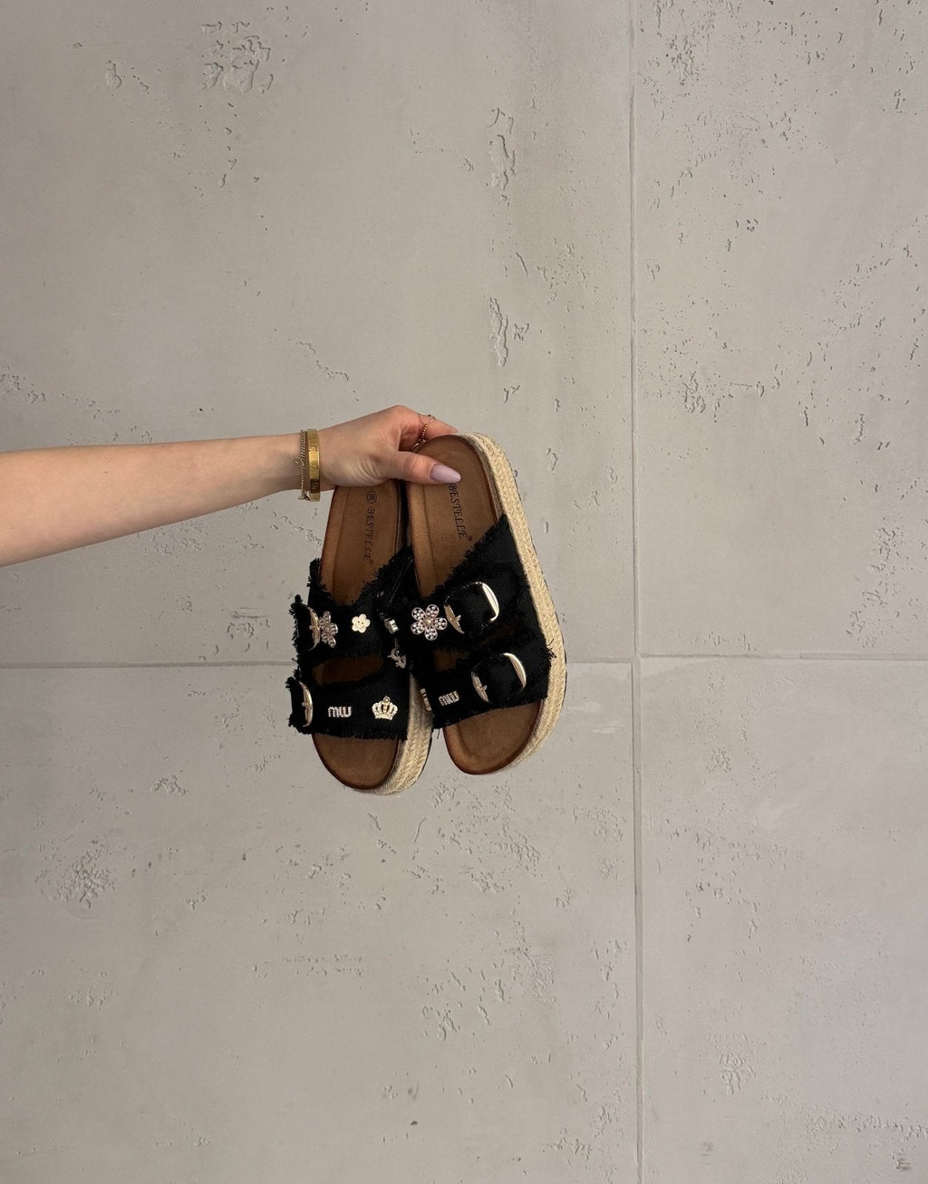 Zapatillas de lona con dijes y tiras deshilachadas
